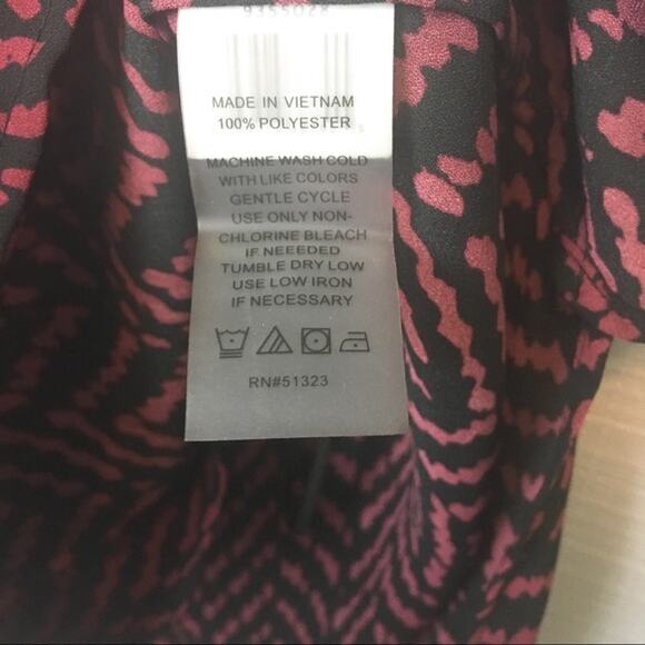 Vince Camuto Medium Chiffon Sleeveless Blouse - Picture 4 of 4